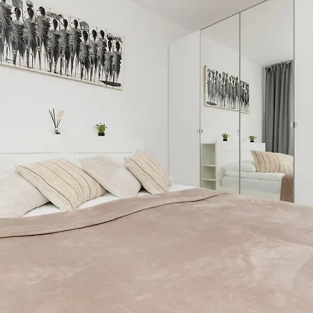 Stylish One Bedroom In By Renters *