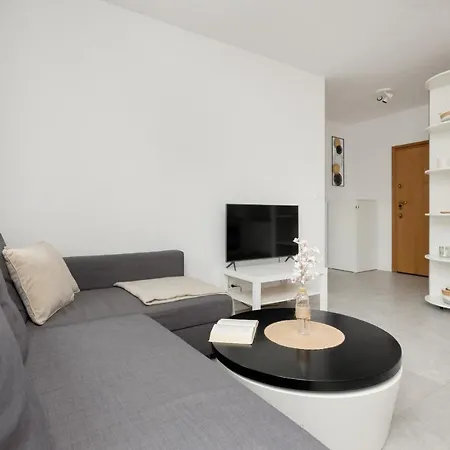 Stylish One Bedroom In By Renters